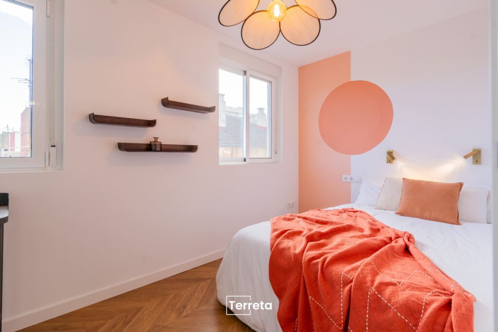 Chambre rénovée et décorée de l’appartement situé à Cabanyal (Valence), Carrer de Carles Ros – projet Terreta Spain