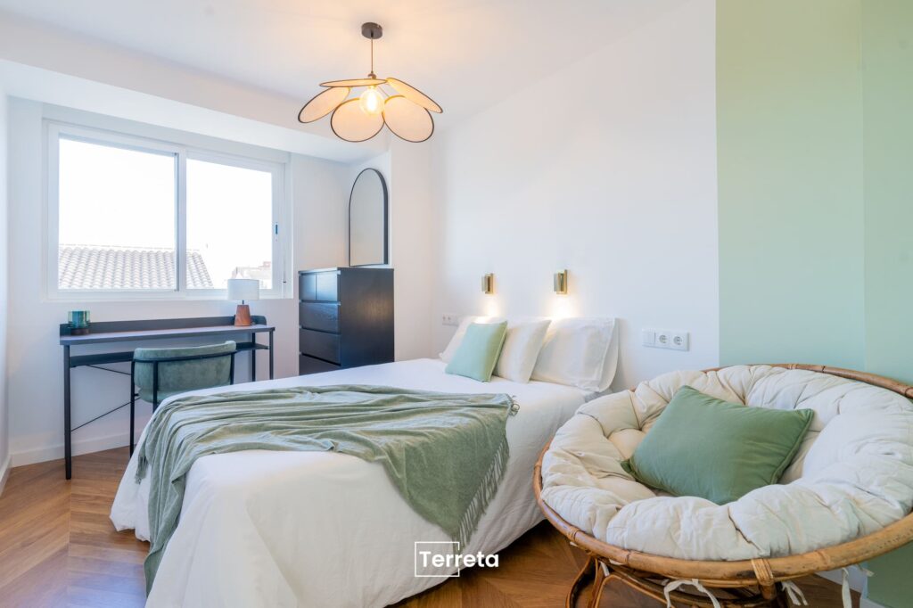 Deuxième chambre rénovée de l’appartement à Cabanyal, Valence – projet réalisé par Terreta Spain