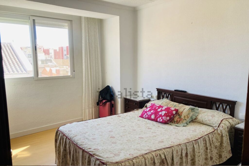 Deuxième chambre de l’appartement Carrer de Carles Ros à Cabanyal, Valence – état avant rénovation et décoration