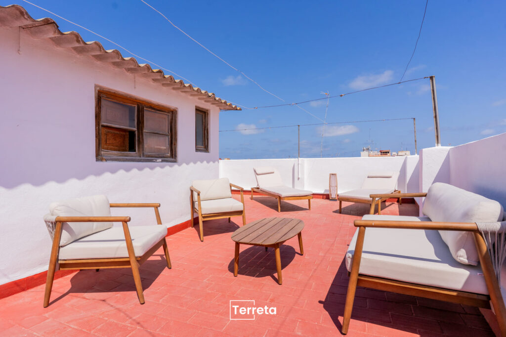 Terrasse sur le toit de l’appartement situé Carrer de Carles Ros à Cabanyal, Valence – vue après rénovation