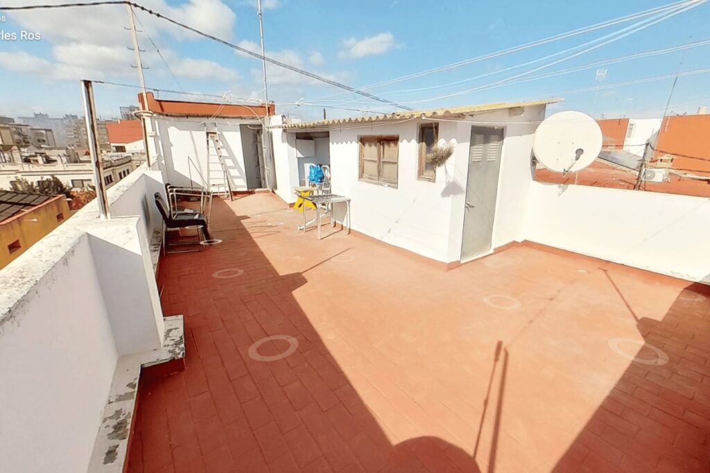 Terrasse sur le toit de l’appartement à Cabanyal, Valence (Carrer de Carles Ros), avant rénovation et aménagement