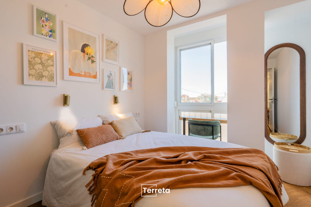 Troisième chambre rénovée de l’appartement à Cabanyal, Valence – projet mené par Terreta Spain