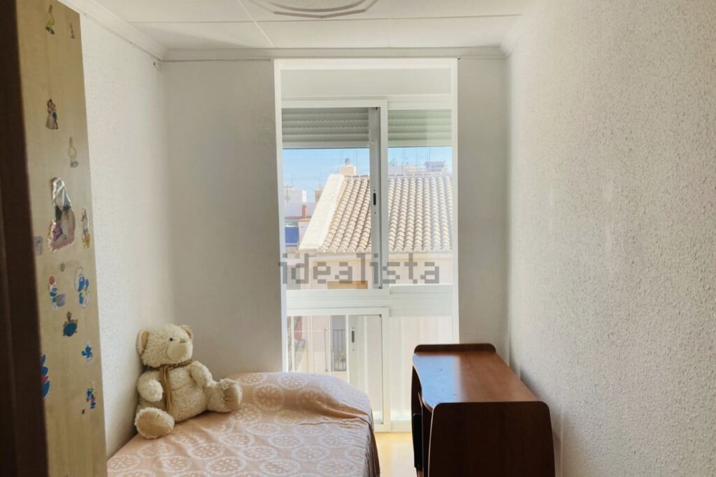 Troisième chambre de l’appartement Carrer de Carles Ros à Cabanyal (Valence), avant rénovation et aménagement intérieur