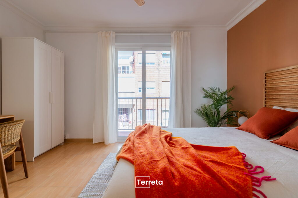 Chambre en colocation rénovée avec bureau et tête de lit rouge et orange à Valence